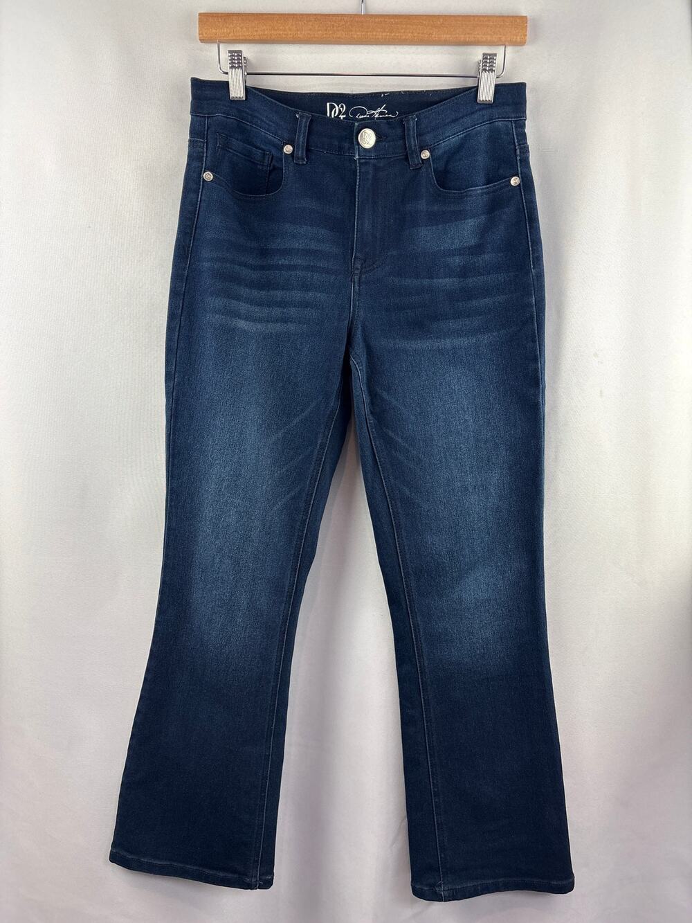 Women’s DG2 Size 6P Medium Wash Blue Straight Leg Jeans